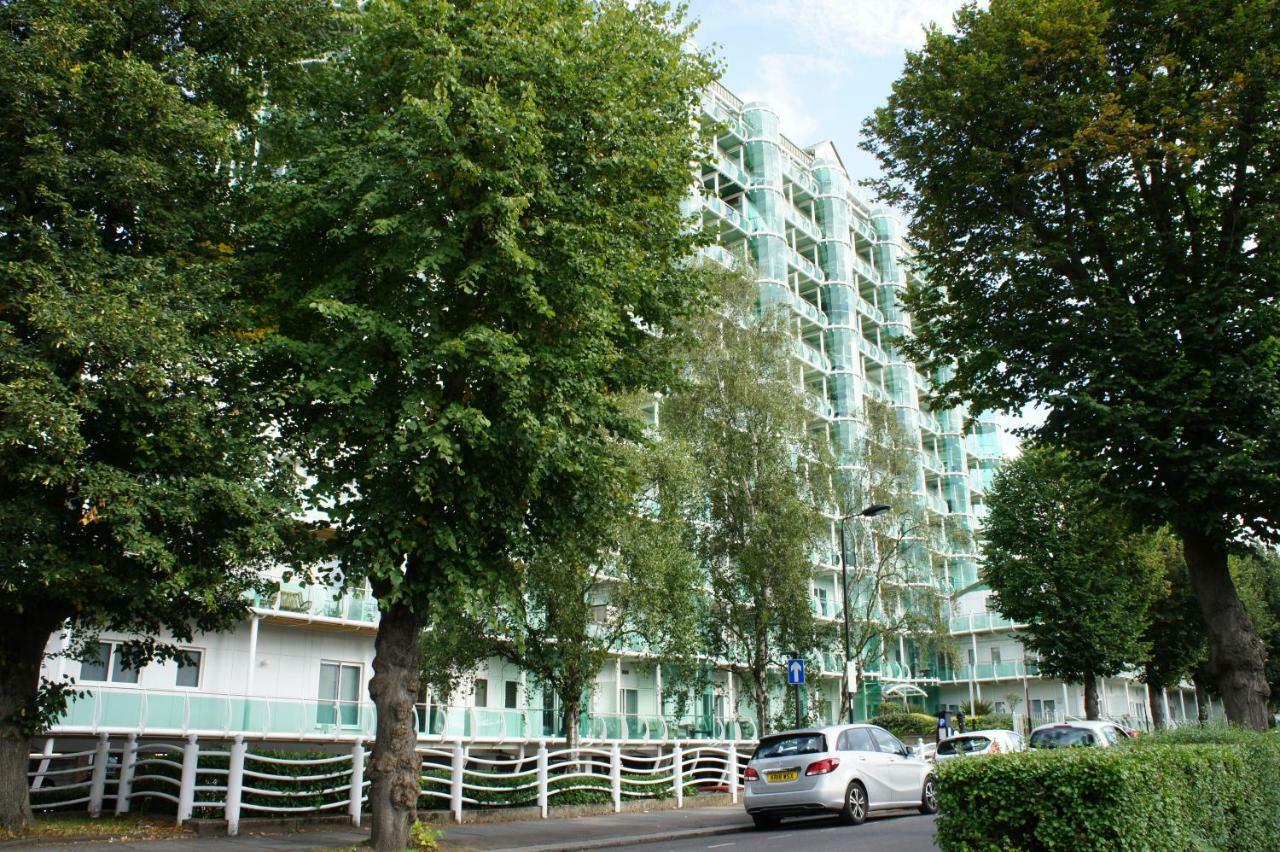 Hamptons Point Lägenhet Enfield Exteriör bild